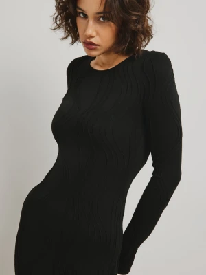 Dopasowana sukienka z finezyjną strukturą w kolorze TOTALLY BLACK - BLANCA Marsala