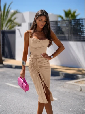 Dopasowana sukienka z marszczeniem ROMA - jasny beż  magmac 