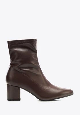 Dopasowane damskie botki na słupku brązowe Wittchen