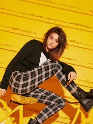 Dopasowane spodnie w kratę z ozdobnym suwakiem Reporter