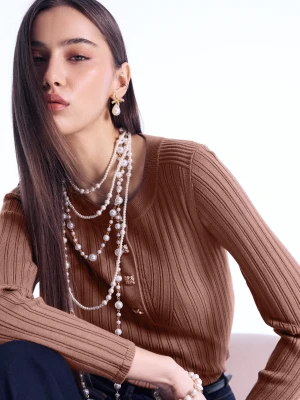 Dopasowany brązowy sweter z prążkowanej dzianiny TARANKO