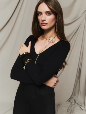 Dopasowany czarny sweter z prążkowanej dzianiny TARANKO