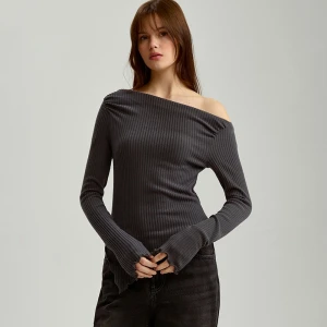 Dopasowany sweter open shoulder w prążki grafitowy House