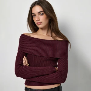 Dopasowany sweter z dekoltem off shoulder mahoniowy House