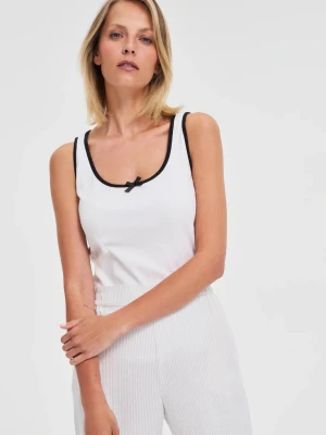 Dopasowany top biały Moodo