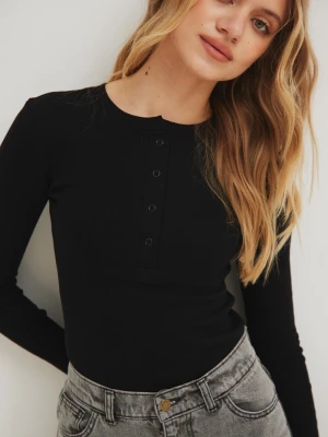 Dopasowany top z dekoltem na zatrzaski w kolorze BLACK - MOODY NAP Marsala