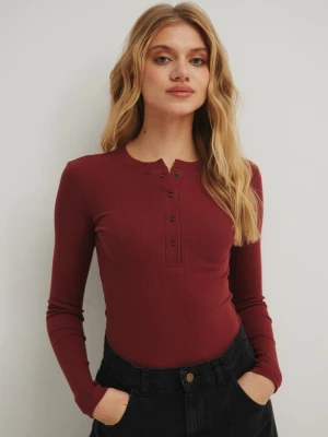Dopasowany top z dekoltem na zatrzaski w kolorze MARSALA- MOODY NAP-XL
