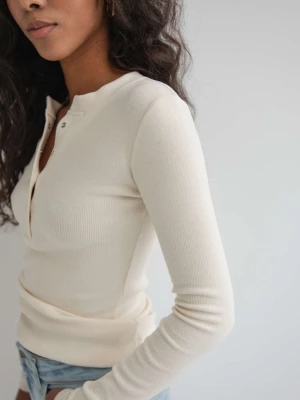 Dopasowany top z dekoltem na zatrzaski w kolorze WARM BEIGE skin peach - MOODY NAP-XL Marsala