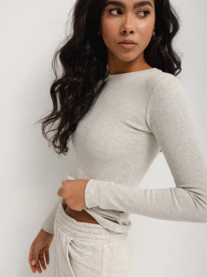 Dopasowany top z długim rękawem z prążkowanej dzianiny w kolorze LIGHT SILVER GREY - MOODY-M Marsala