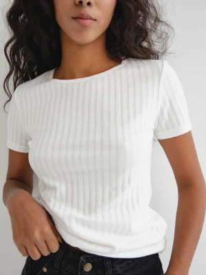 Dopasowany top z krótkimi rękawami z delikatnego prążka w kolorze CLASSIC WHITE - UNITY Marsala