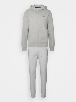 Dres Lacoste