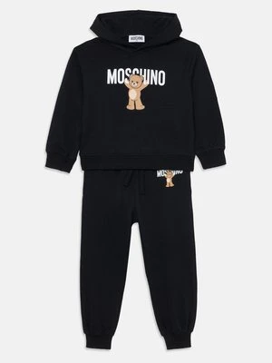 Dres Moschino
