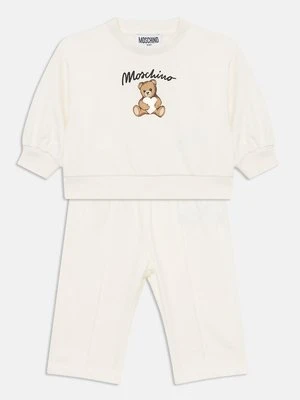 Dres Moschino