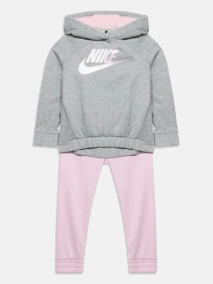 Dres Nike jasnoróżowy