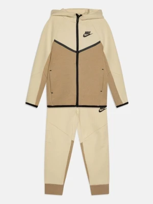 Dres Nike khaki