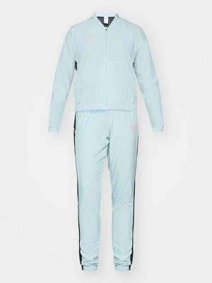 Dres Nike Performance