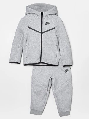 Dres Nike Performance