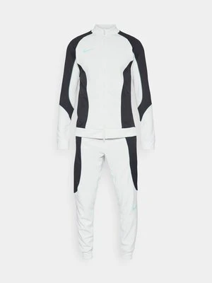 Dres Nike Performance