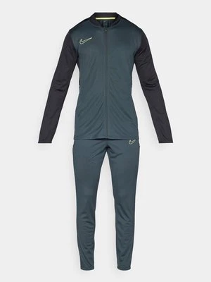 Dres Nike Performance