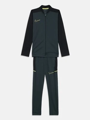 Dres Nike Performance