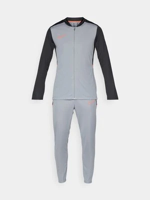 Dres Nike Performance