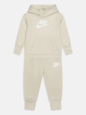 Dres Nike piaskowy