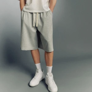 Dresowe jasnoszare szorty baggy typu jorts House jasnoszary