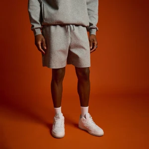 Dresowe jasnoszare szorty z ozdobną metką na tyle House