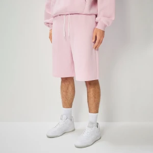 Dresowe jasoróżowe szorty z nadrukiem Tribe w stylu graffiti House