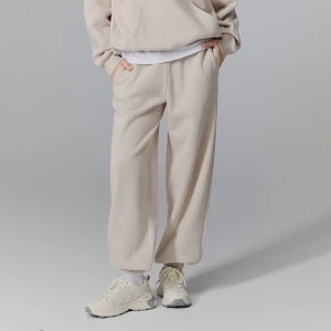 Dresowe joggery mid waist beżowe House