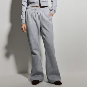 Dresowe spodnie dzwony z elastycznym pasem szare House