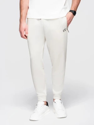 Dresowe spodnie męskie ze ściągaczami w nogawkach i gumowym nadrukiem – białe V2 - Rozmiar: XL Ombre Clothing
