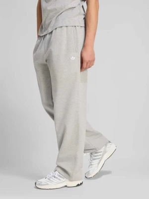 Dresowe spodnie o kroju loose fit z mieszanka bawełny adidas Originals Średnioszary melanż