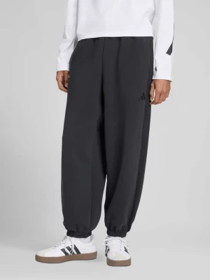 Dresowe spodnie w kroju comfort fit z nadrukiem logo adidas Sportswear