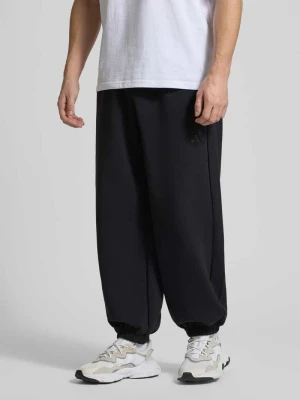 Dresowe spodnie w kroju comfort fit z nadrukiem logo adidas Sportswear