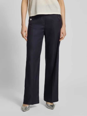 Drobno fakturowane spodnie z guzikami comma