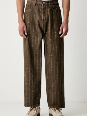 Drôle de Monsieur jeansy relaxed fit męskie Monogram Drole de Monsieur brązowy