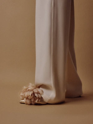 Duża beżowa broszka i spinka w kształcie kwiatu TARANKO