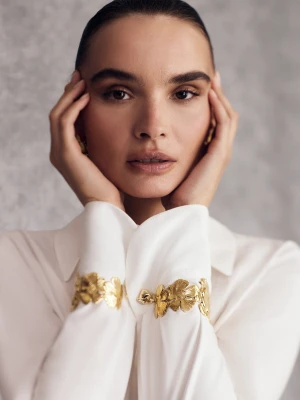 Duża pozłacana bransoleta z motywem kwiatów TARANKO