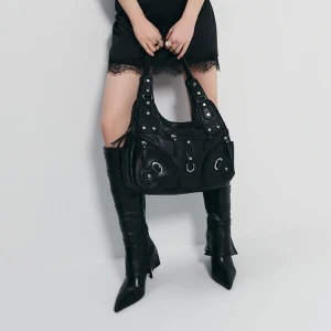 Duża torba na ramię z metalowymi detalami czarna House