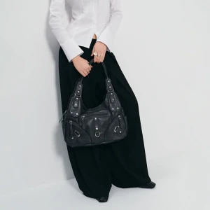 Duża torba na ramię z metalowymi detalami grafitowa House