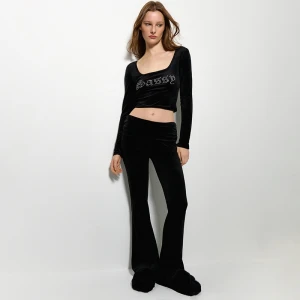 Dwuczęściowa czarna welurowa piżama z napisem Sassy House