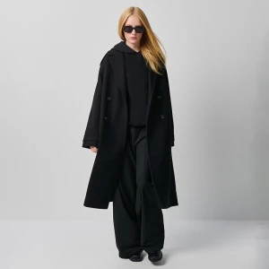 Dwurzędowy czarny płaszcz z pagonami na ramionach House