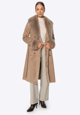 Dwurzędowy damski płaszcz z futrzanym kołnierzem beżowy Wittchen