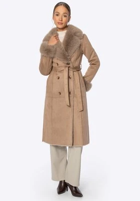 Dwurzędowy damski płaszcz z futrzanym kołnierzem beżowy Wittchen