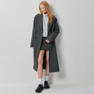 Dwurzędowy grafitowy płaszcz z pagonami na ramionach House