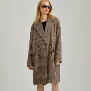 Dwurzędowy taliowany płaszcz w kratę z domieszką wełny House