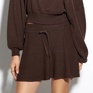 Dzianinowa brązowa spódnica mini z wszytymi spodenkami House