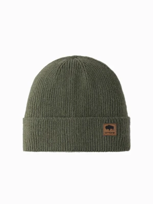 Dzianinowa czapka męska beanie z naszywką – oliwkowa V4 Ombre Clothing