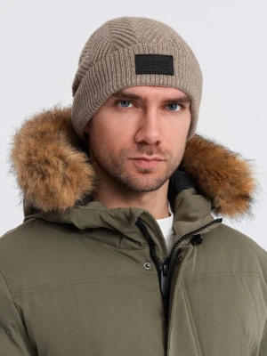 Dzianinowa czapka męska o sweterkowym splocie z naszywką – popielata V6 Ombre Clothing